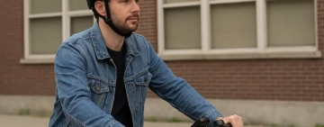 Man (34) draagt helm op e-bike en voelt zich eindelijk volwassen